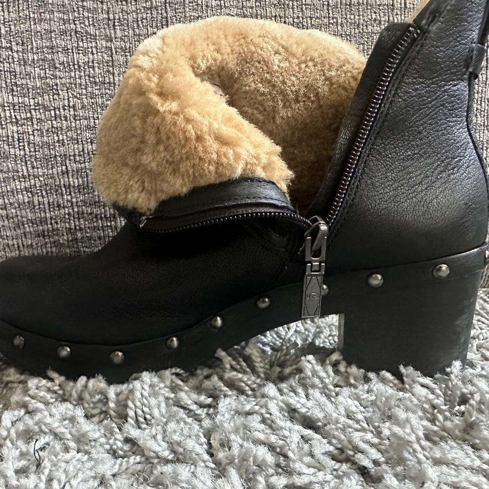 Ugg cam || leather studded ankle boots / booties sz 8